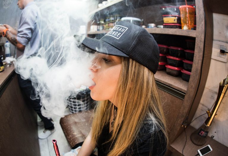 Ontario bans vaping ads in stores